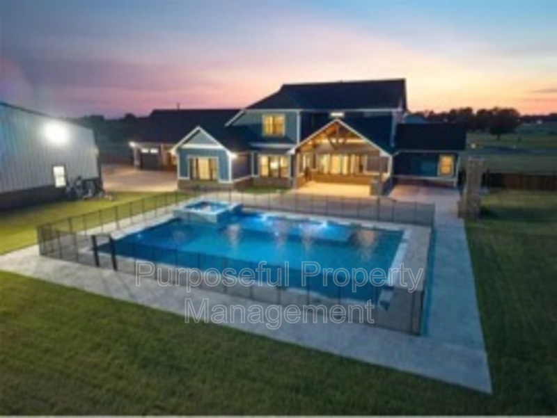 Noble House: 115 Weaver Ct