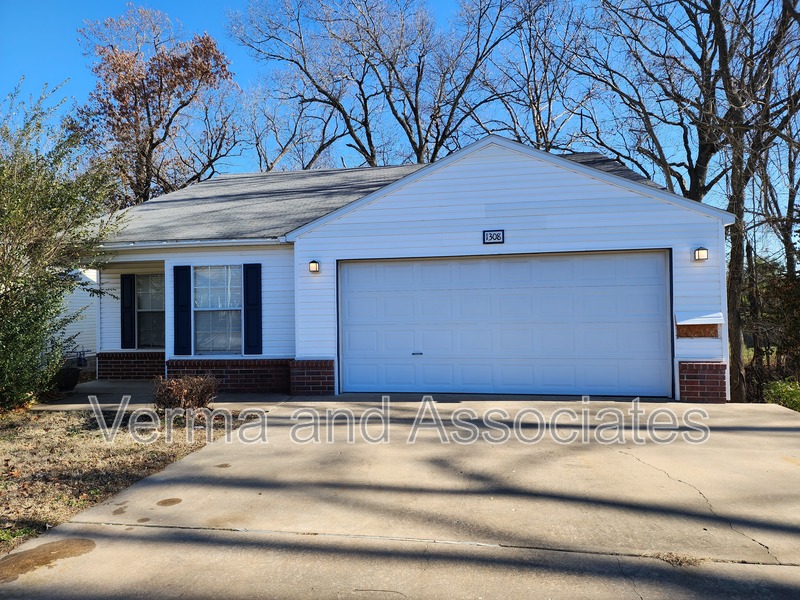 Bentonville House: 1308 Spring St