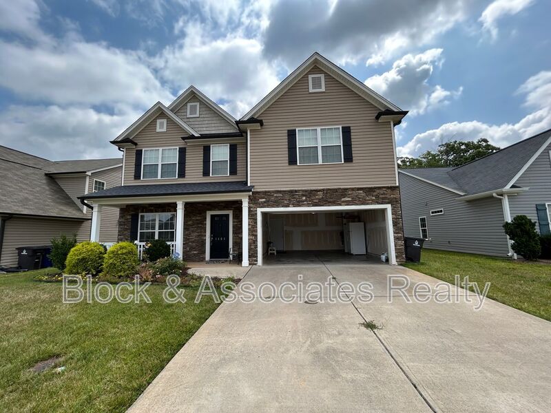 Kernersville House: 1464 Land Grove Drive