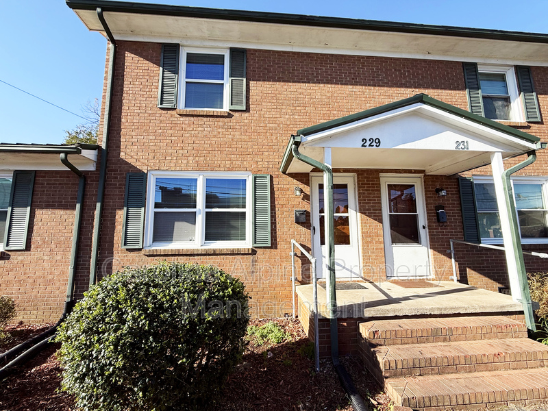 Salisbury House: 229 W Kerr St