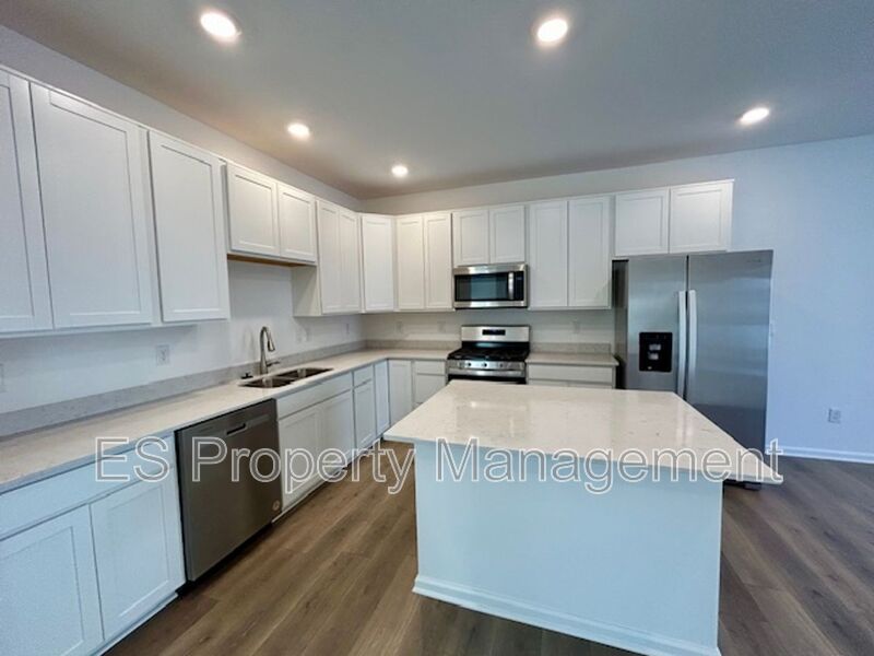 Beautiful, 2 Story Newly Built - 3 Bedroom, 2.5 Bath!  - Photo 7