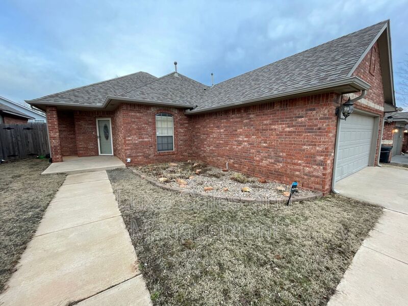 Moore House: 809 SW 37th St