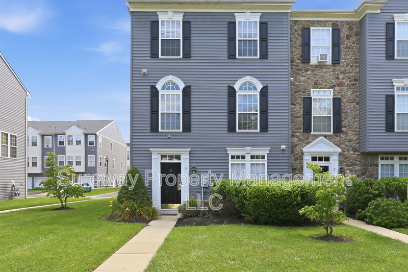 Delran Townhome: 7 Swan Court