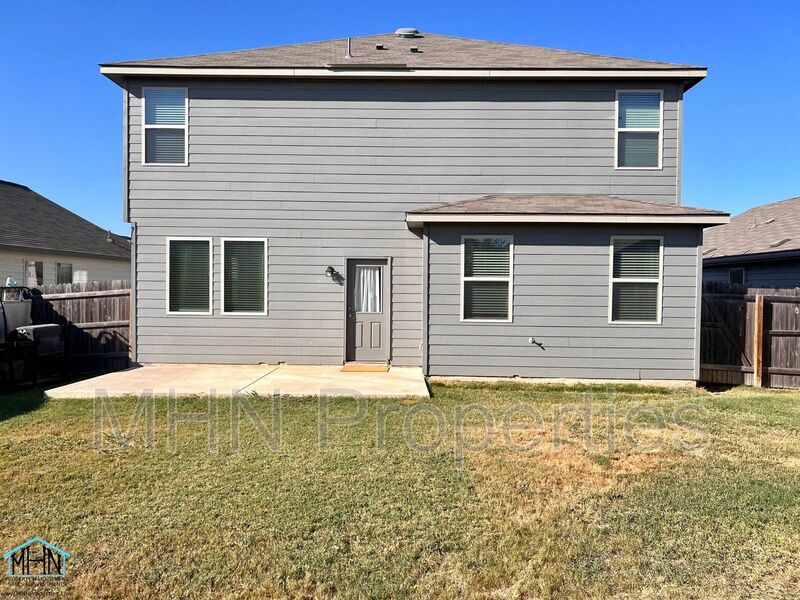Newer Construction 4 bed/2.5 bath beauty in Paloma community, right off 10E and 1604 in Converse! - Preview 21