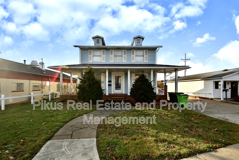 North Canton Condo: 713 North Main Street
