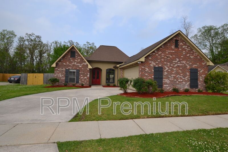 Zachary House: 2691 Woodbend Ave
