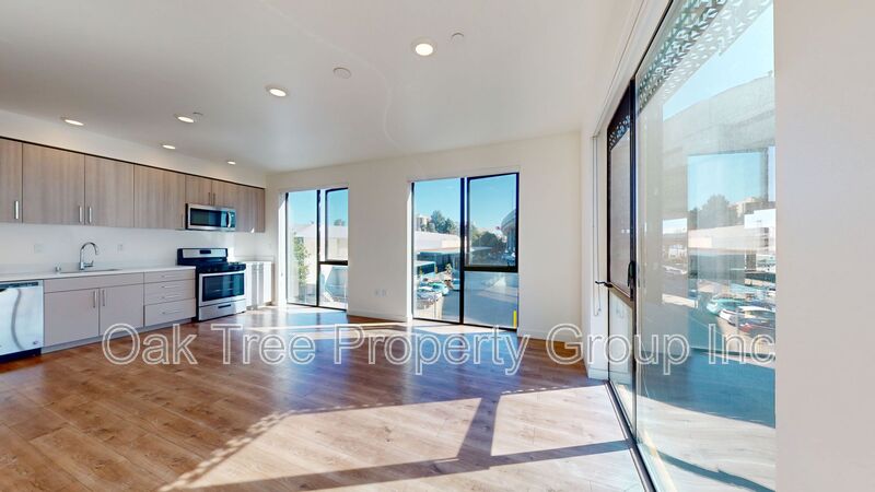 Oakland House: 532 Union St