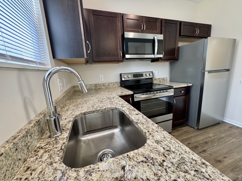 Medina Townhome: 389-395 Abbeyville Rd. - 389