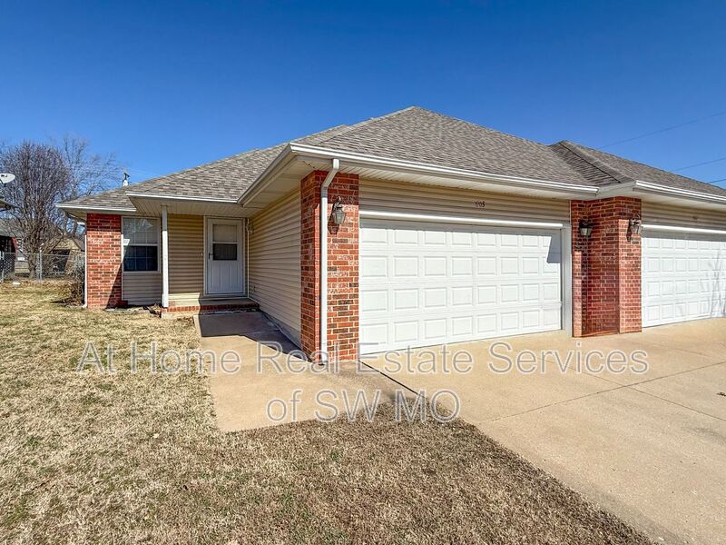 Nixa Condo: 603 Bryant St.
