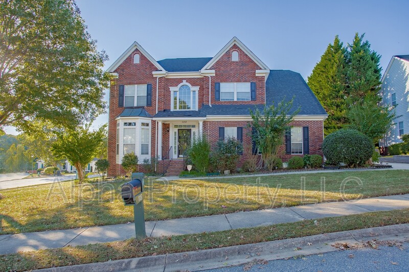 Greenville House: 120 Windsong Dr