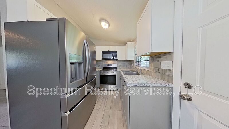 Jacksonville House: 9276 Greenleaf Rd