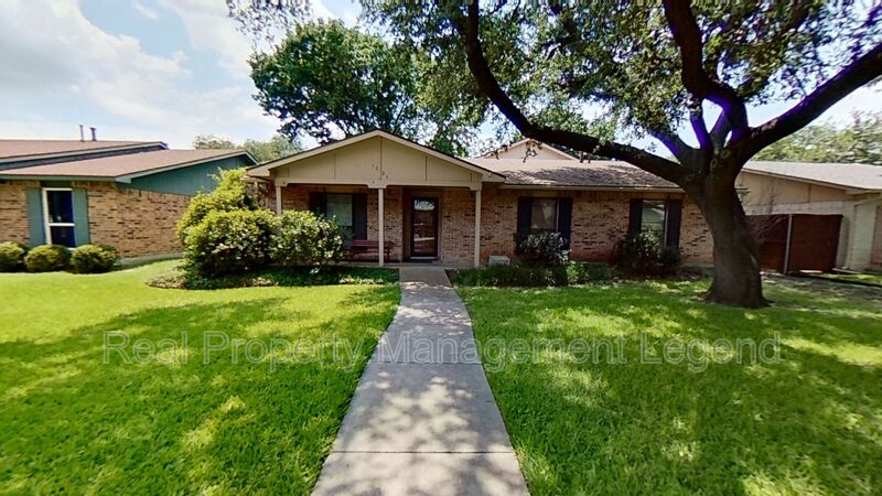 Carrollton House: 1824 Addington Dr