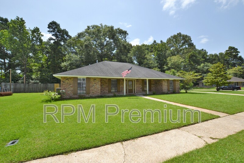 Denham Springs House: 2530 Chantulane Ave
