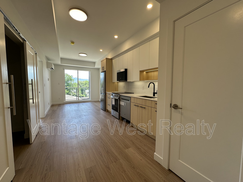 Kelowna Condo: 305-1380 Pridham Ave
