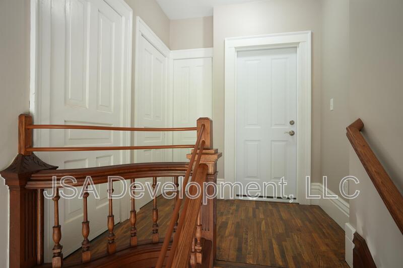 Waterloo House: 519 E 3rd Street