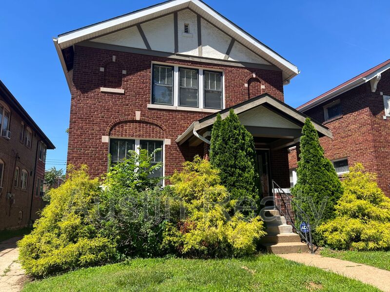 Saint Louis House: 7055 Tulane Ave. 2F