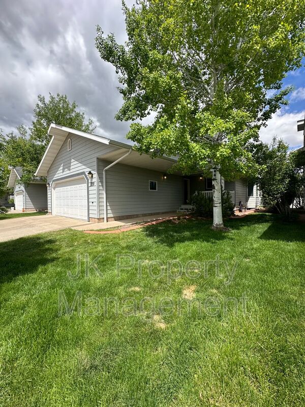 Great Falls House: 3209 Wild Rose Ln