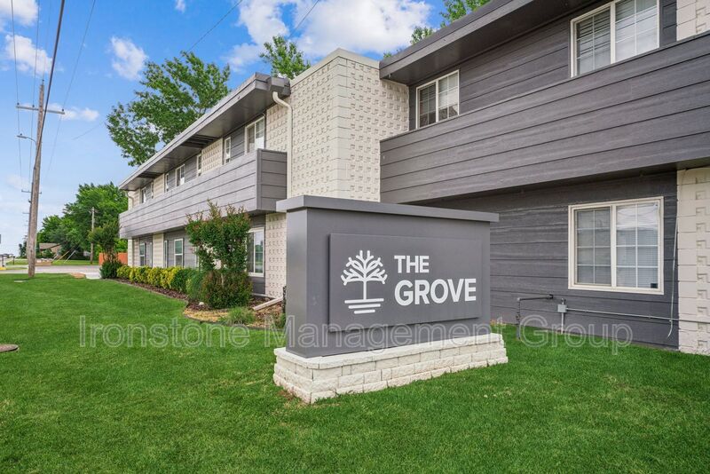 Broken Arrow House: 109 S 9th Avenue