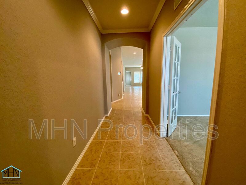 Luxurious 1 Story 3-bed 2-bath + Study home in Alamo Ranch! - Preview 3