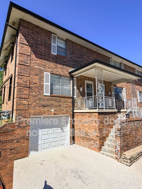 Merriam Townhome: 8726 W 70th St
