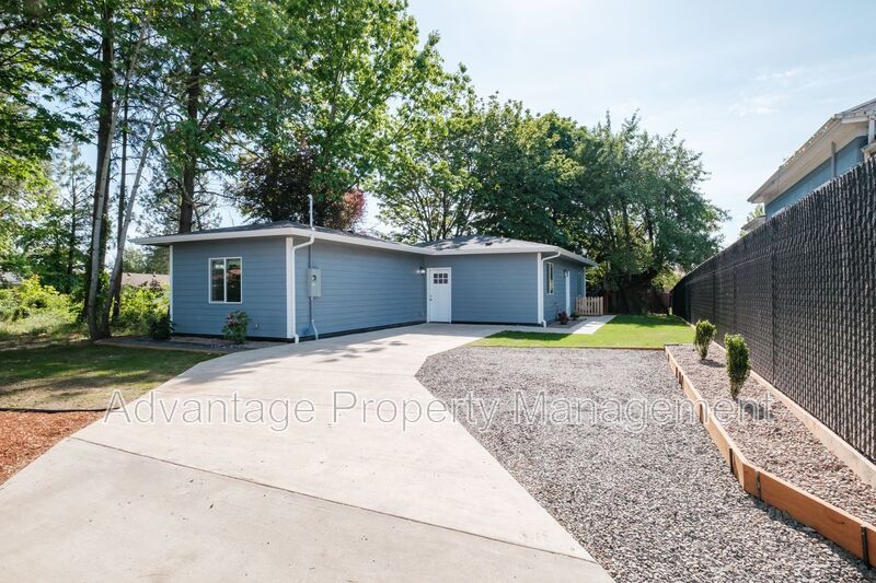 Albany House: 2190 Marion ST