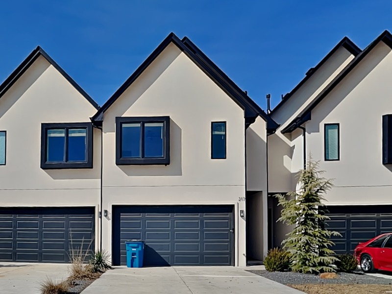 Newcastle Condo: 217 N Wright St
