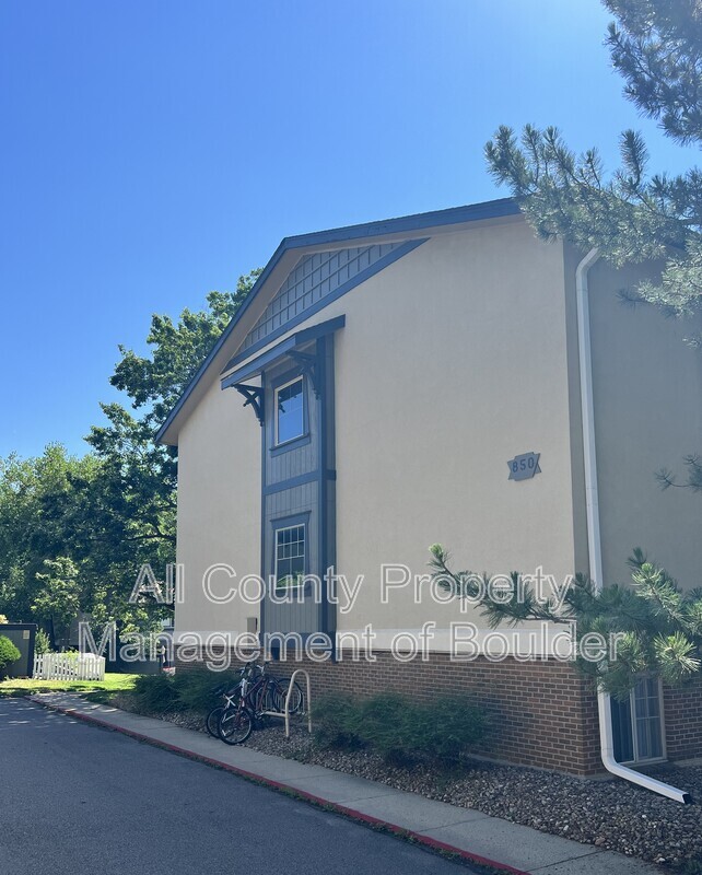 Boulder Condo: 850 Moorhead Circle