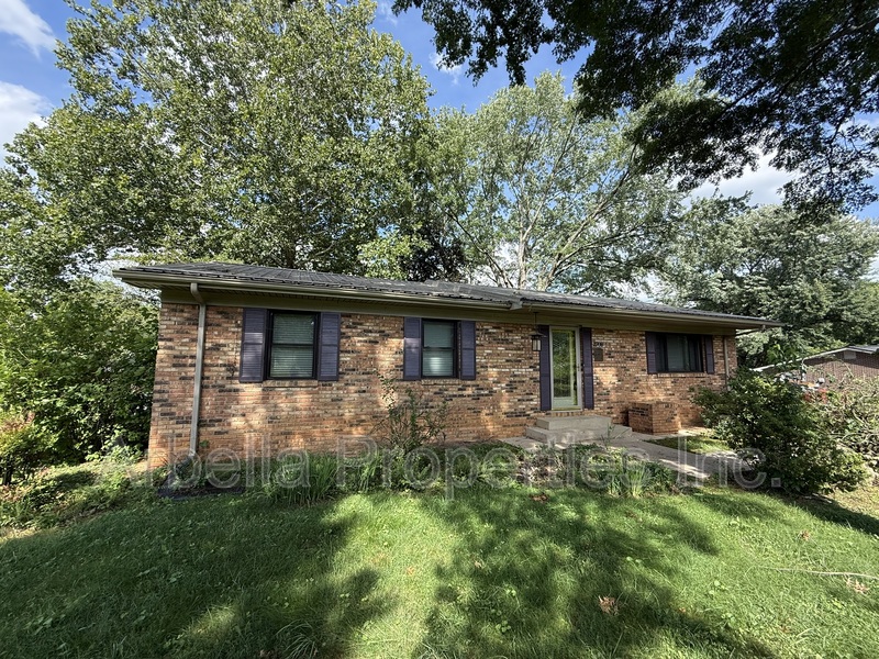 Johnson City House: 2708 Granbrook Dr