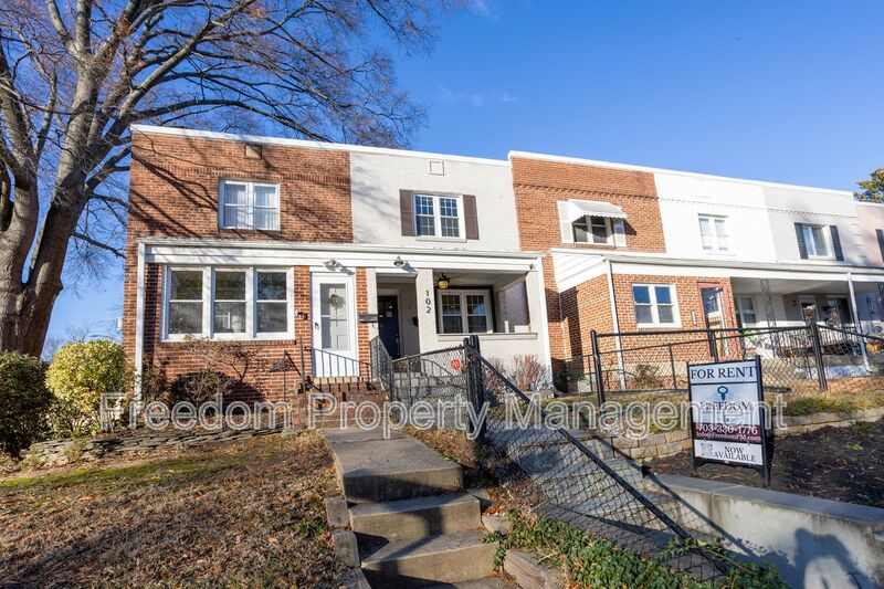 Alexandria Townhome: 102 Lynhaven Dr.