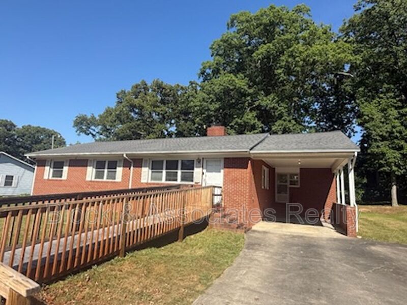 Asheboro House: 1723 Brook Dr