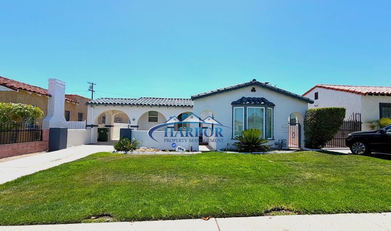 Inglewood House: 2916 W 79th Street