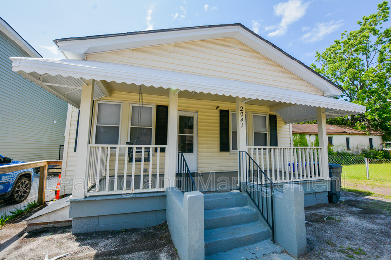 Charleston House: 2041 Groveland Avenue