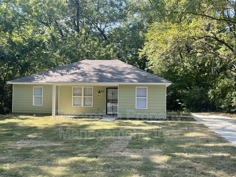Memphis House: 3187 E Shirley Circle