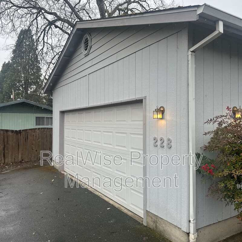 Grants Pass Condo: 228 SW Westholm Ave