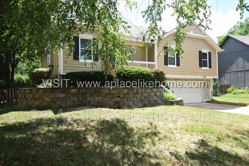 Overland Park House: 15306 Riley St