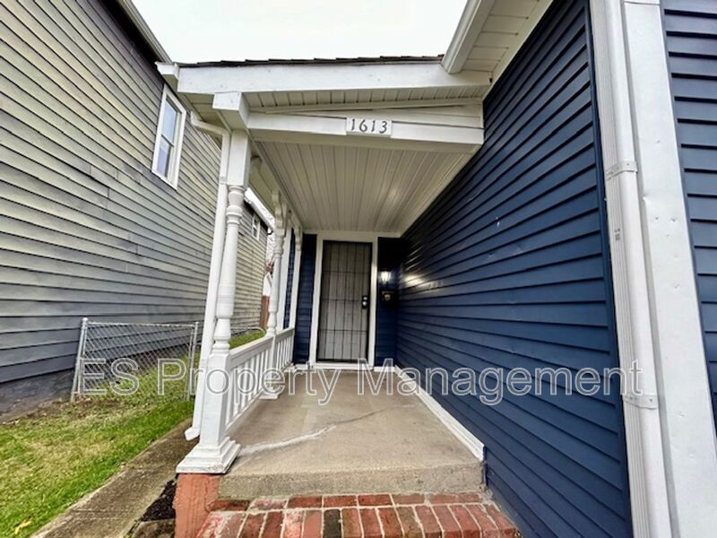 Newly renovated 2 bedroom, 1 bath home with detached garage!! - Photo 2