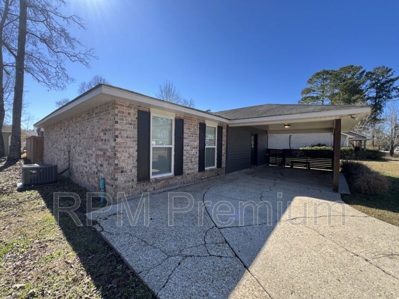 Denham Springs House: 10494 Wade Dr.