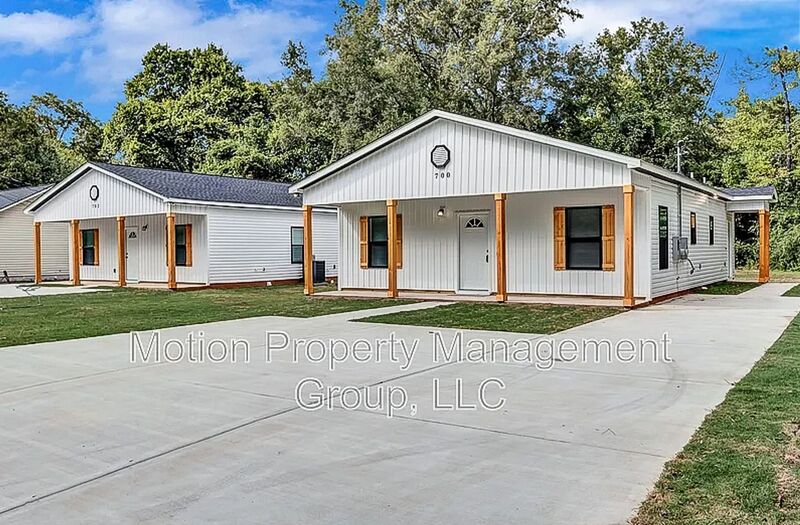 Fort Valley House: 700 Carmen Avenue - B2