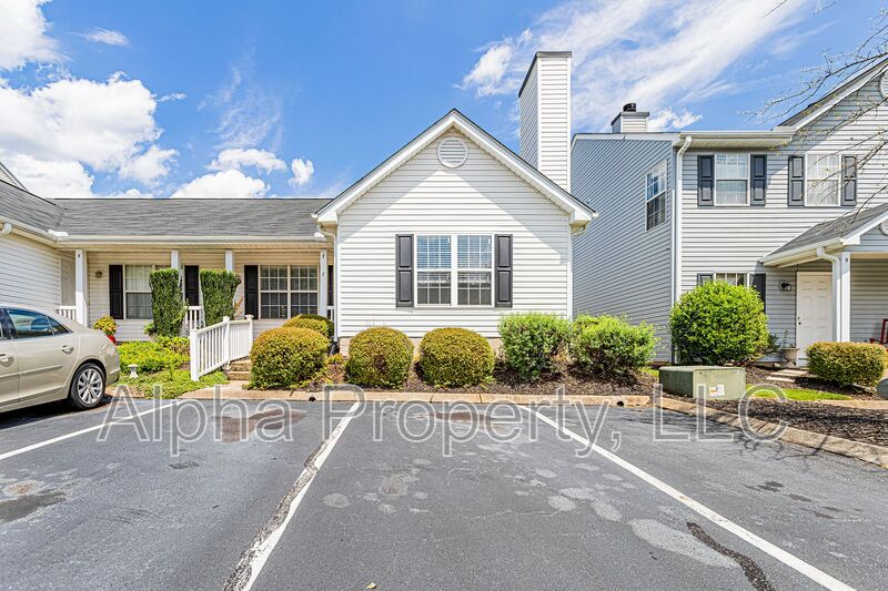 Greer Townhome: 7 Hammett Grove Lane