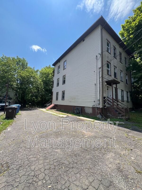 NEW BRITAIN Condo: 11 EAST LAWLOR STREET