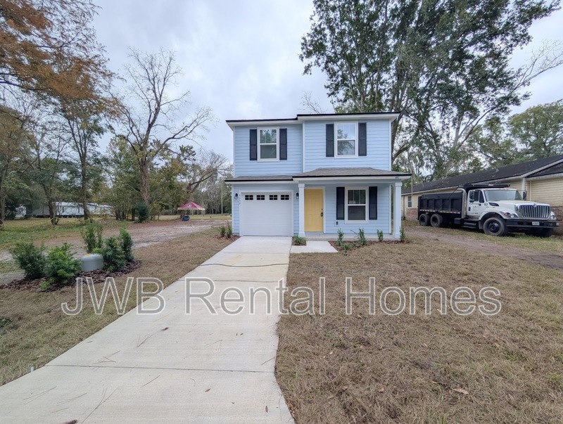 Jacksonville House: 6052 Redpoll Ave