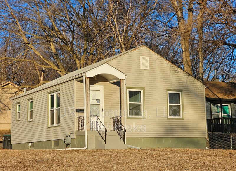 Omaha House: 4602 N 47th St