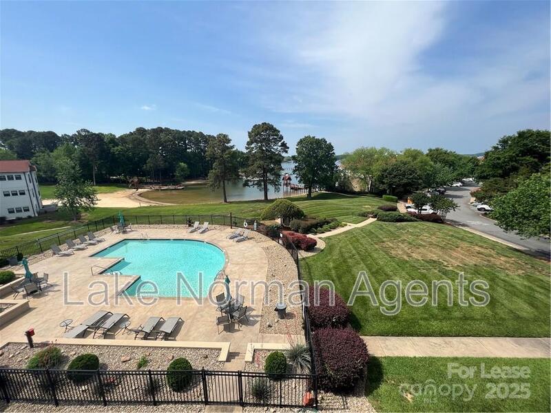 Cornelius Condo: 17919 Kings Point Dr