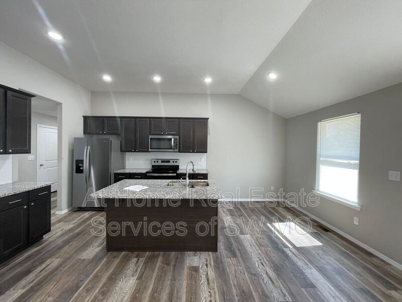 Nixa House: 613 Southgate