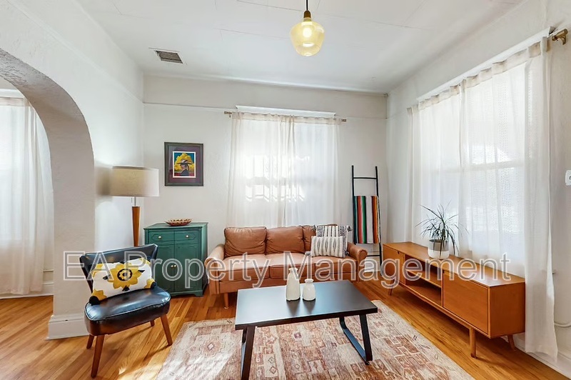 Albuquerque House: 219 Stover Ave SW