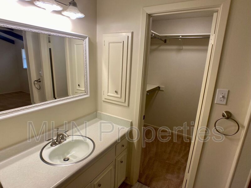 3 bed/2 bath/2 car garage charmer located in the NE with easy access to 410 and I-35 - Photo 12
