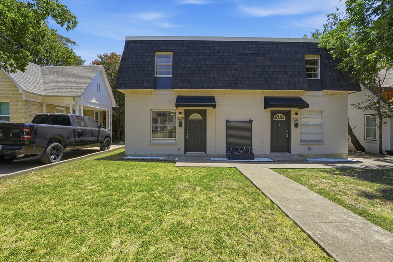 Fort Worth House: 3209 Rogers Avenue
