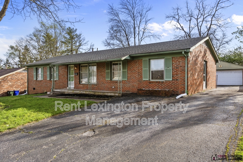 Lexington House: 1036 Whitehall Place
