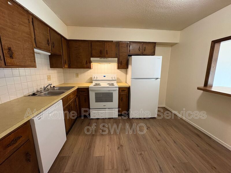 Springfield Condo: 933 S Wildan