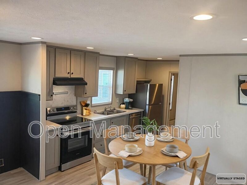 Republic House: 7534 US-60